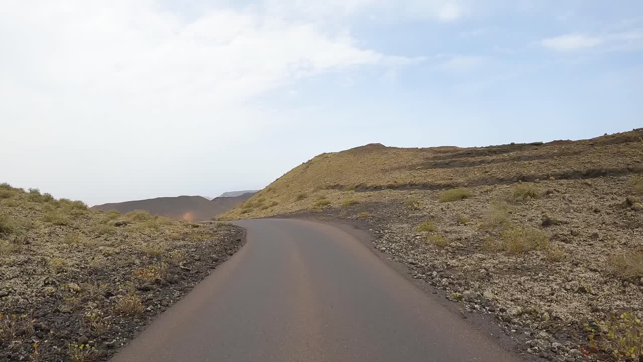 timanfaya, lanzarote의 화산 자연 공원 도로에서 사진