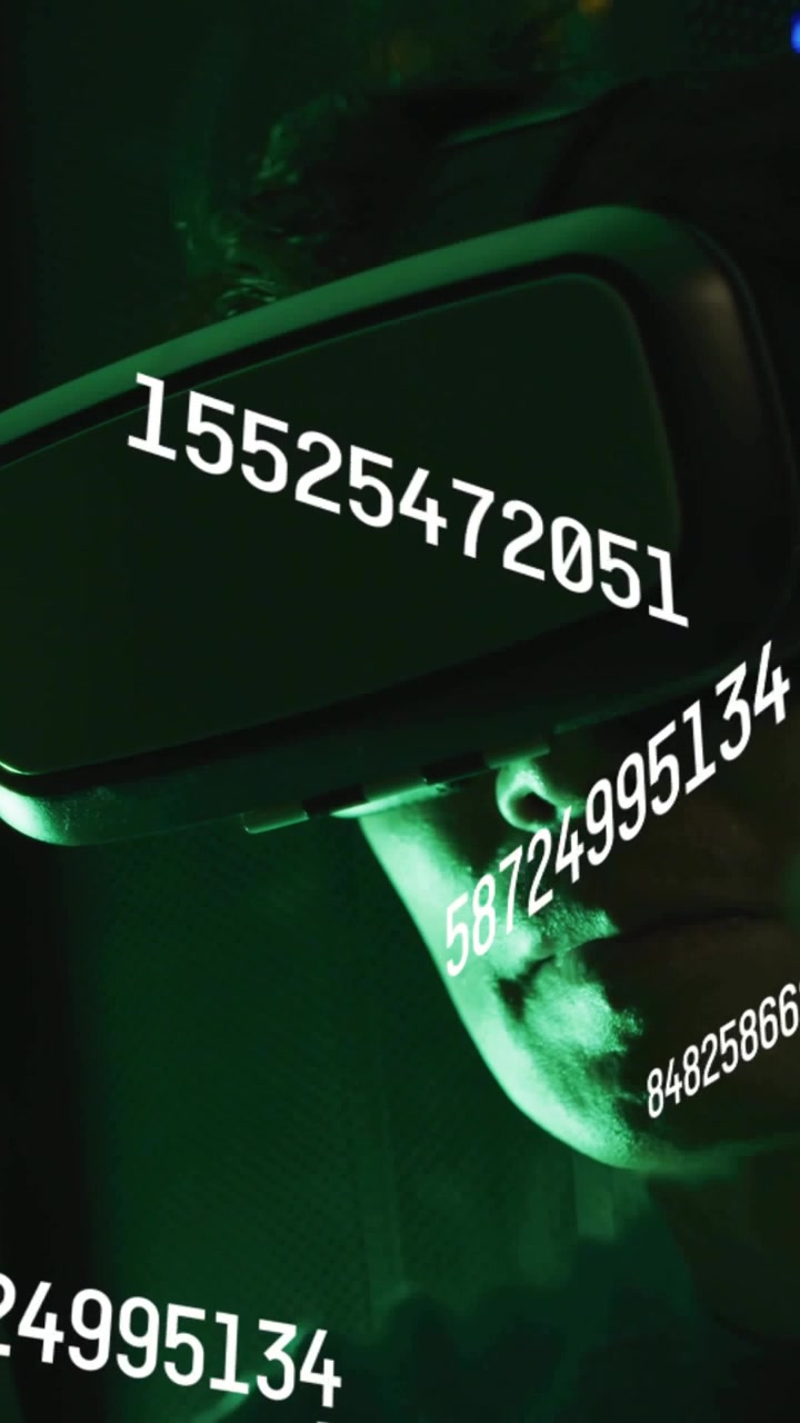 Pionowe wideo: Dojrzały mężczyzna włączający gogle VR, odbierający cyfry i wizualizujący dane technologiczne.