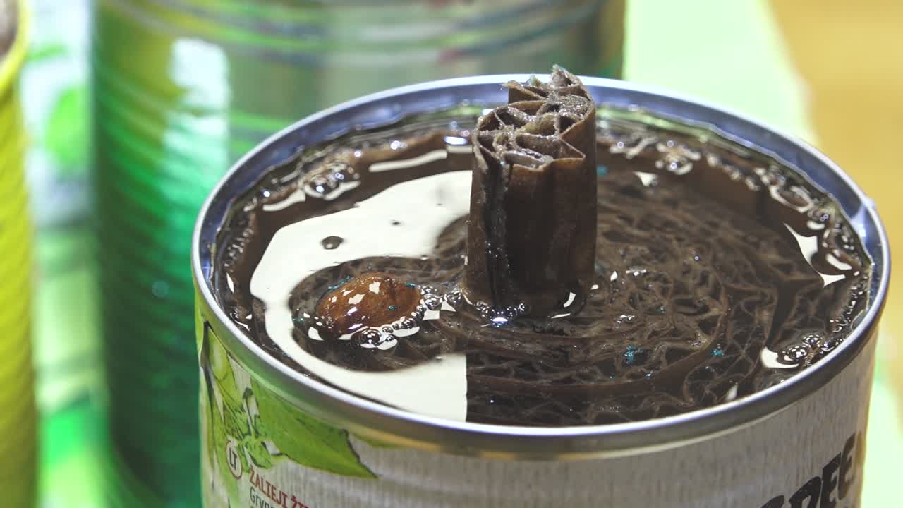 참호 양초는 자원 봉사 도우미가 만듭니다.