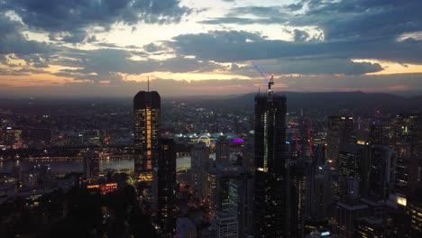 vista aérea de un centro de la ciudad con edificios altos y nubes que se mueven rápidamente al atardecer