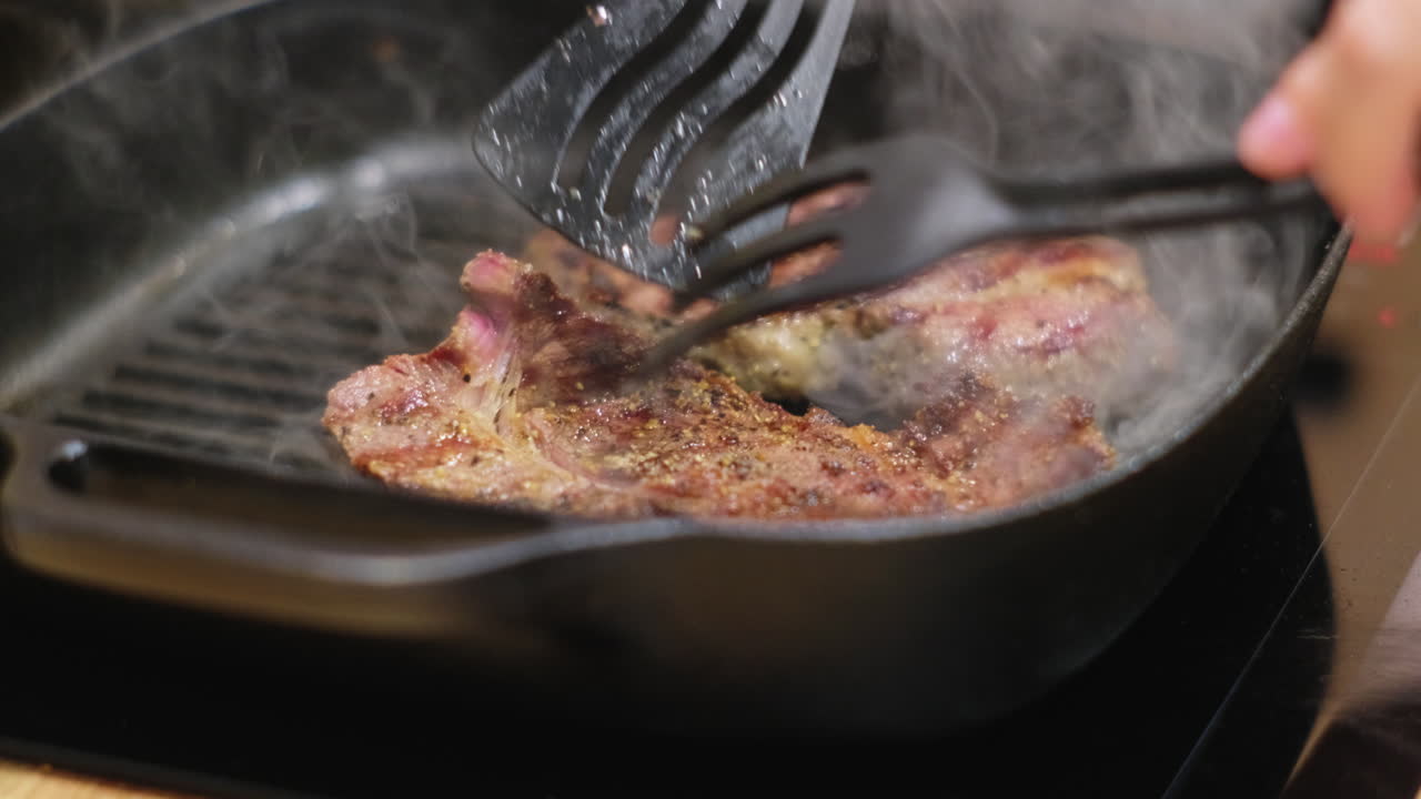 판에 스테이크를 요리하는 것