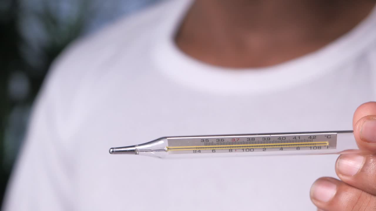 온도계를 들고 있는 사람