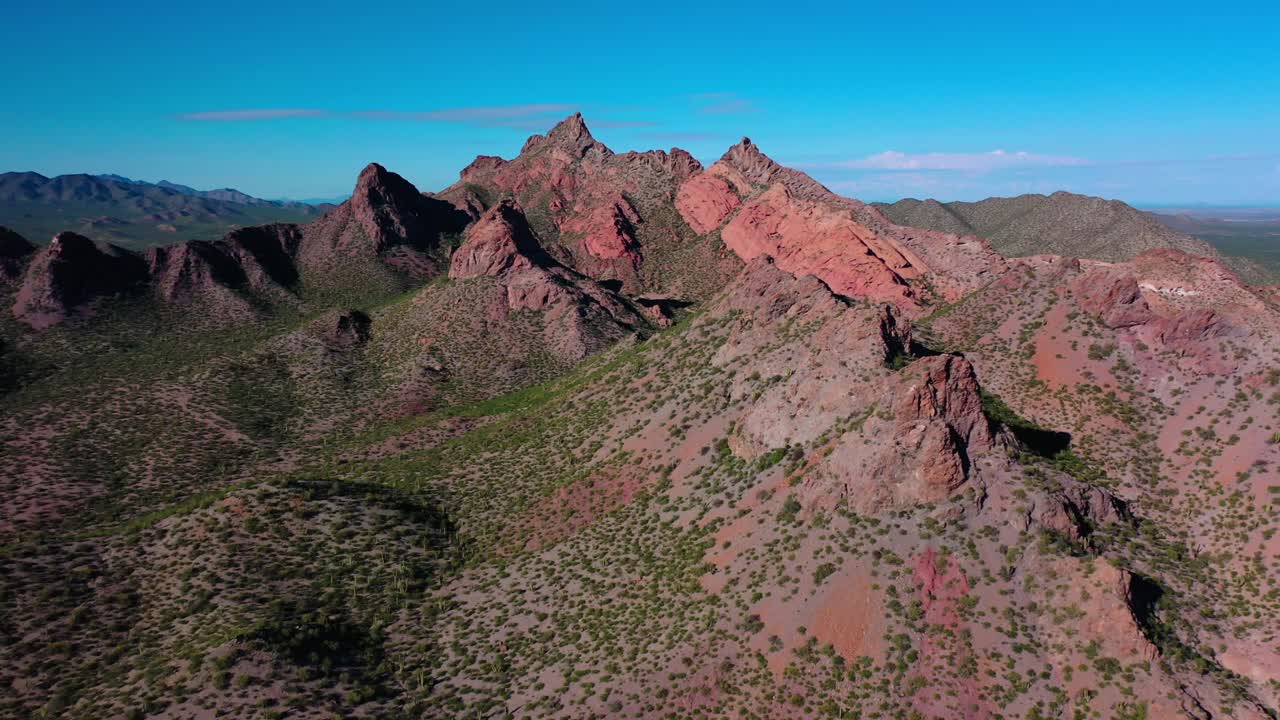 vuelo a una montaña roja en el desierto