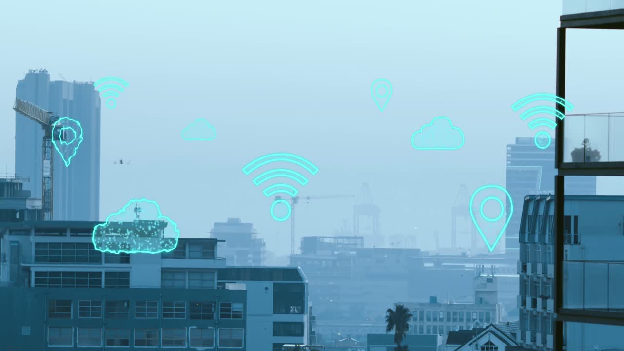 animación de iconos de nube y wifi con procesamiento de datos sobre el paisaje urbano