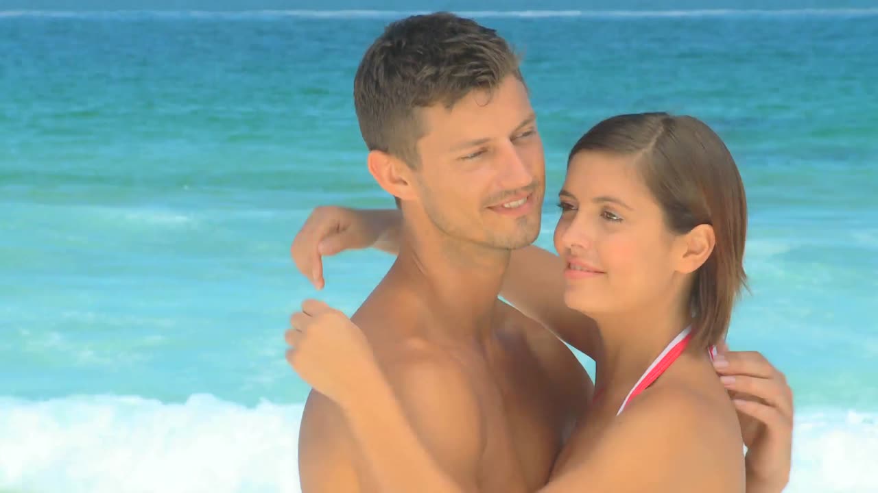 милая пара обнимается на берегу моря