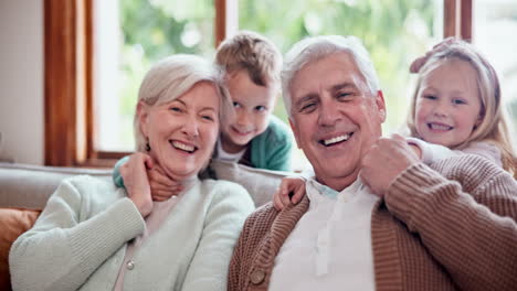 Sonrisa,-Amor-Y-Niños-Abrazando-A-Los-Abuelos.