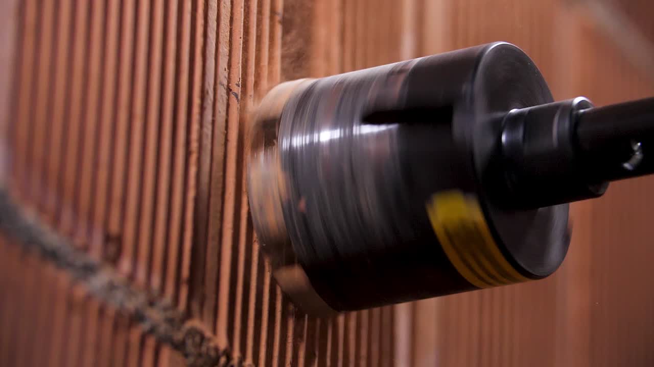 벽돌 벽에 구을 는 것