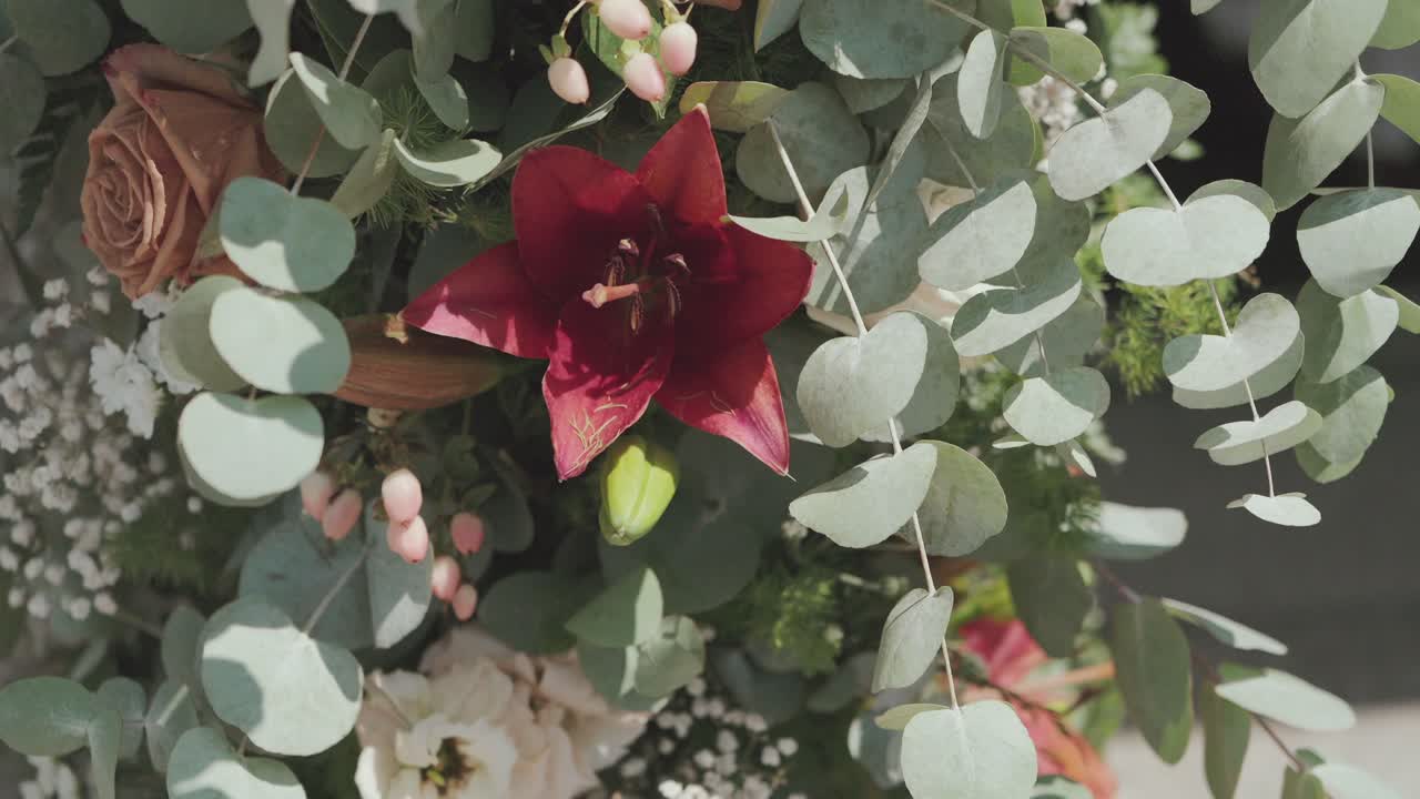 Vista detallada de un ramo de boda floral con lirios y rosas