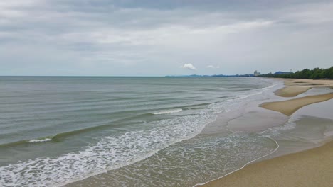 Playa-Cha-am-Con-Olas-Del-Océano-En-Tailandia