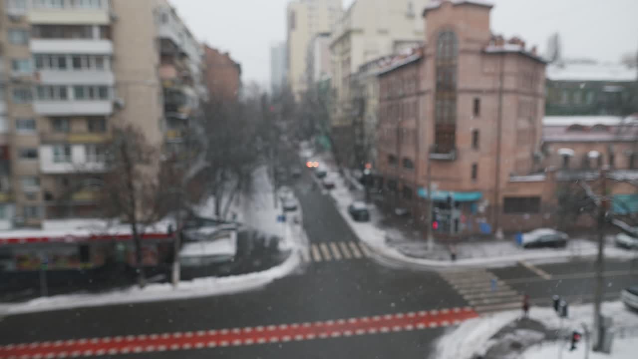 снежный вид на улицу города