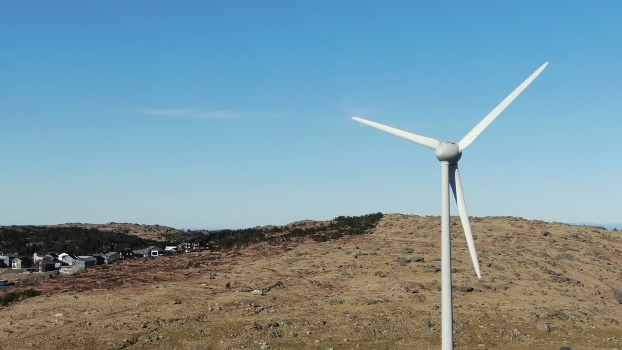 вид с воздуха на ветряную турбину с вращающимися лопастями в пейзаже в солнечный день, новая концепция альтернативной энергетики, съемка с дрона
