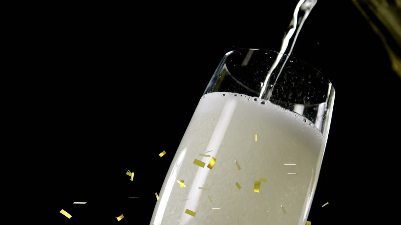 анимация конфетти, падающей на стакан шампанского на черном фоне