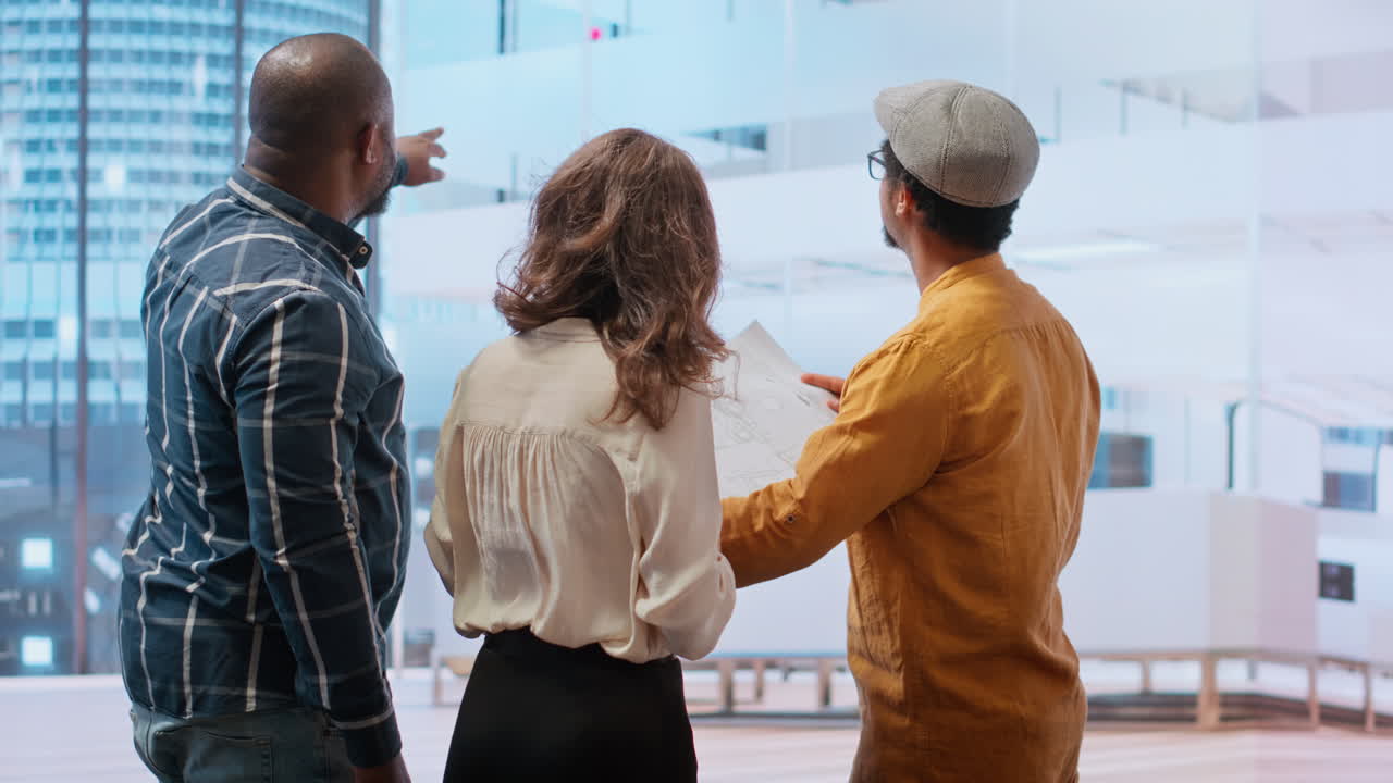 agente inmobiliario que guía a los clientes a través de espacios de oficina y presenta oportunidades de arrendamiento