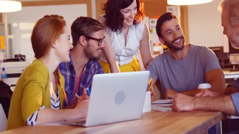 colegas de negocios interactuando entre sí en la reunión