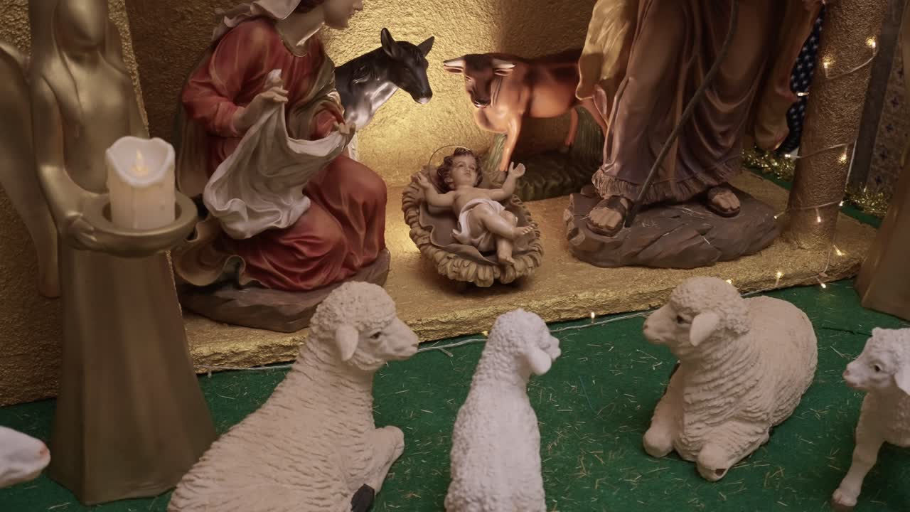 Scène de la nativité montrant l’enfant Jésus avec Marie, Joseph et des animaux à l’intérieur