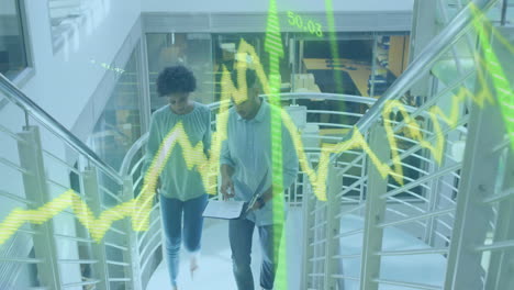 animación del procesamiento de datos financieros sobre diversas personas de negocios en la oficina