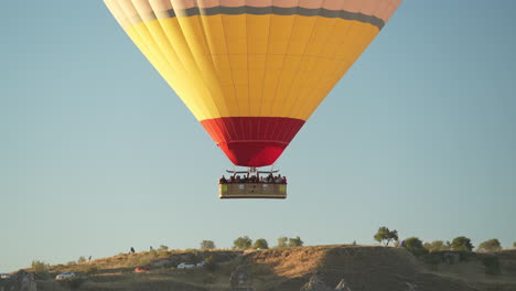 Globo-Aerostático-Y-Gente-En-Cesta-Volando-Sobre-Capadocia,-Turquía