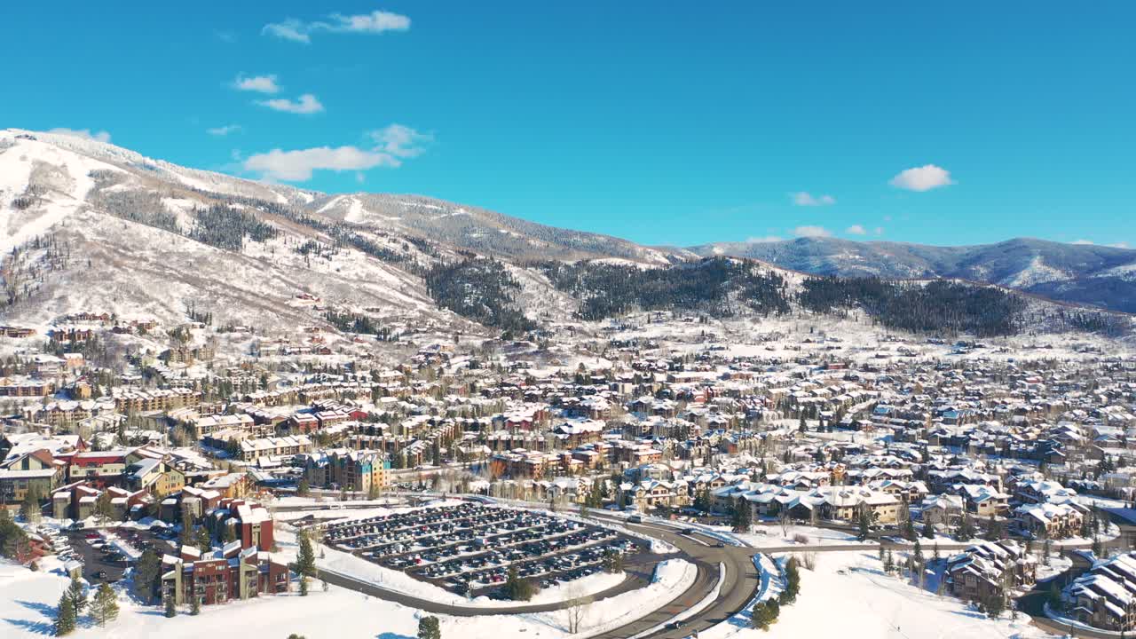 casas nevadas y estacionamiento en el fondo de la cresta de la montaña en la estación de esquí steamboat en steamboat springs, condado de routt, colorado, ee.uu.