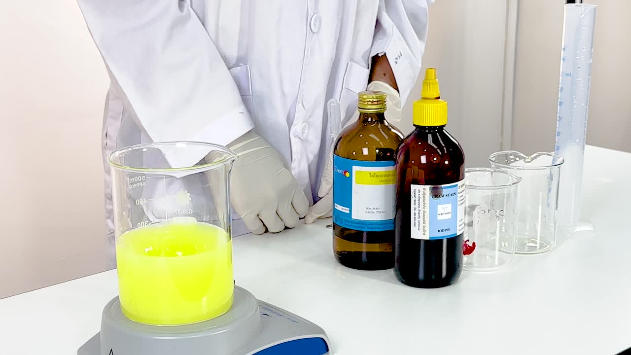 demostrando una reacción química con cambio de color