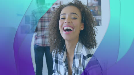 animación de capas de púrpura a verde mujer biracial sonriente en la oficina