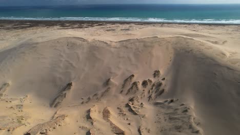 increíble paisaje de las dunas de arena de te paki, costa norte, paisaje desértico de nueva zelanda - panorámica aérea