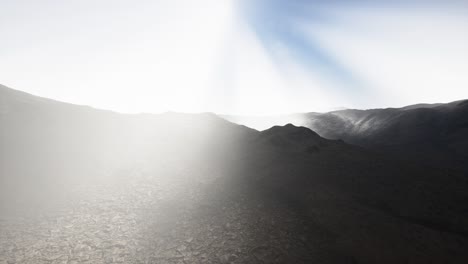 Sonnenstrahlen-über-Bergen-In-Einem-Tal