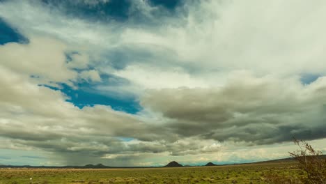 Wolken-Wehen-über-Die-Mojave-Wüste,-Gefolgt-Von-Sonnenuntergang-Und-Einer-Nächtlichen-Wolkenlandschaft-–-24-Stunden-Zeitraffer