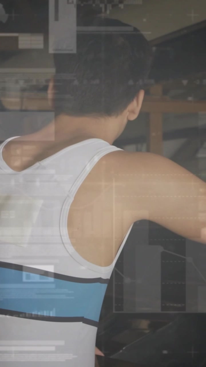 Vídeo vertical: Homem segurando um pegador, estendendo o braço direito e girando o tronco para exercício, com sobreposições de acompanhamento.