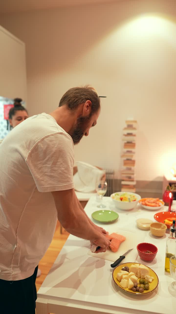 una pareja preparando una cena.