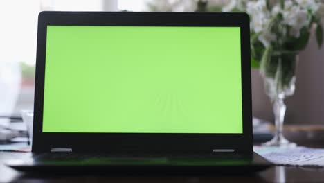 4k resolution and 25 fps, close up footage of green screen on laptop