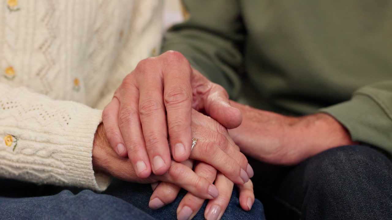 una pareja de ancianos tomados de la mano.