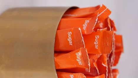 paquetes de azúcar en un dispensador