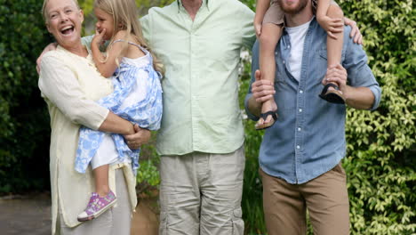 Retrato-De-Una-Familia,-Disfrutando-En-El-Jardín