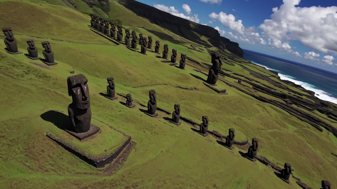 Video aereo cattura le iconiche statue Moai sull'Isola di Pasqua