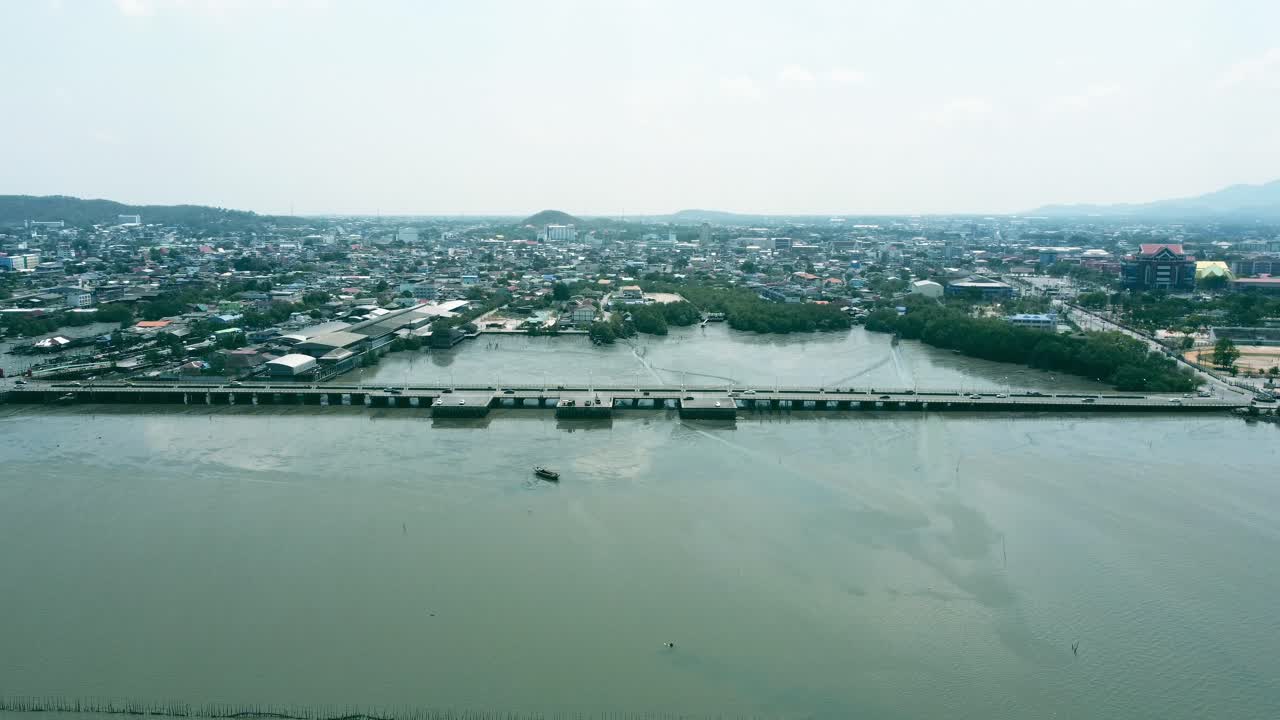 vista aérea del paisaje del tráfico de automóviles y el transporte con el manglar de la bahía