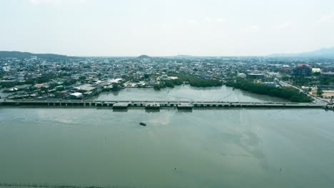 Vista-Aérea-Del-Paisaje-Del-Tráfico-De-Automóviles-Y-El-Transporte-Con-El-Manglar-Del-Mar-De-La-Bahía