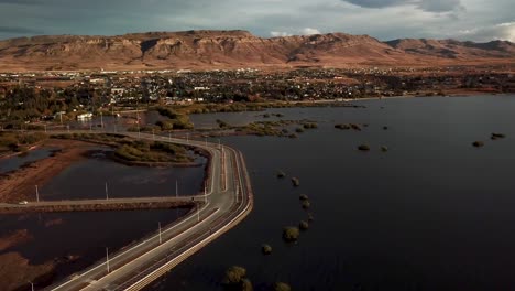 Drone-shots-of-El-Calafate-in-Argentina,-at-the-end-of-the-day,-movement-of-drone-and-cars