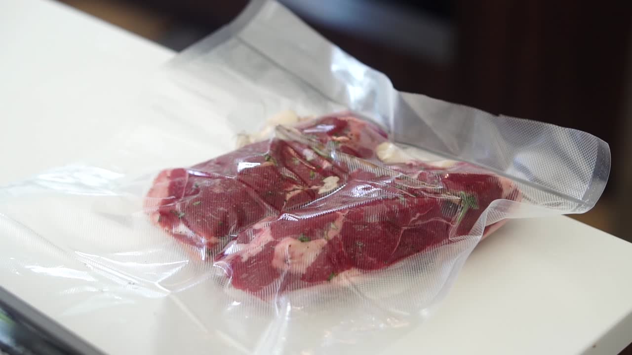 pezzo di agnello sottovuoto prima di sous vide