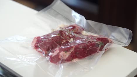 在 sous vide 之前真空密封的羊肉片