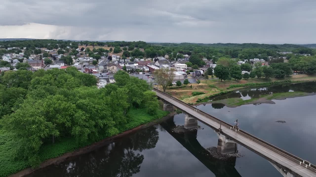 el río susquehanna y watsontown, el centro de pensilvania con el video del avión no tripulado subiendo