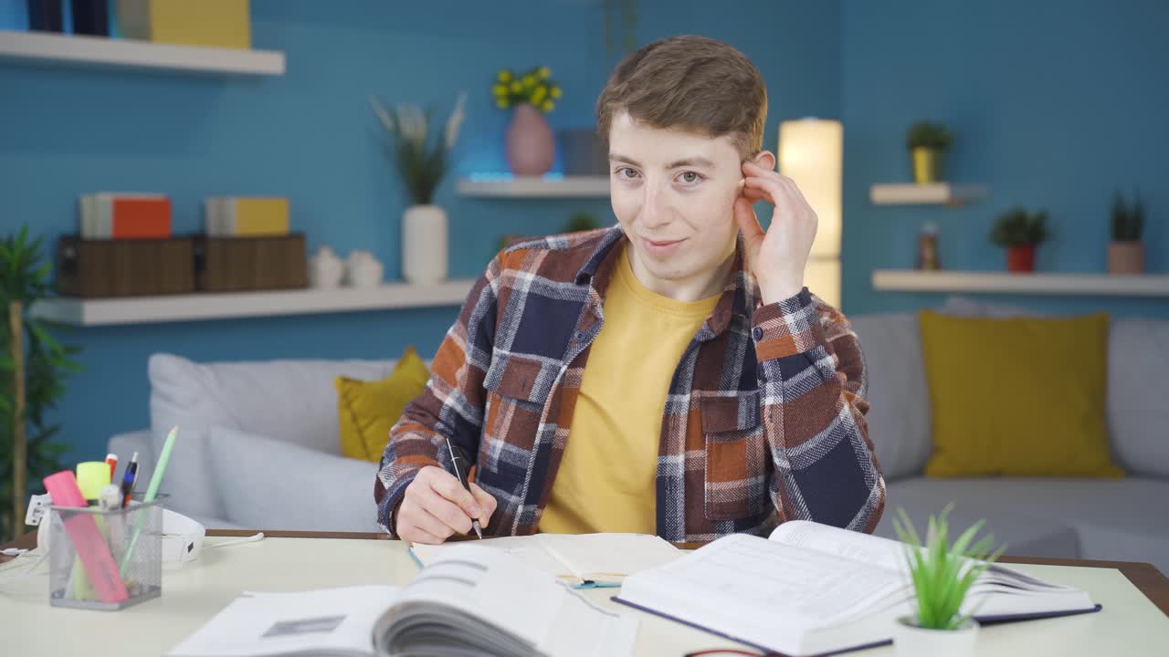 estudiante feliz haciendo la tarea en casa.