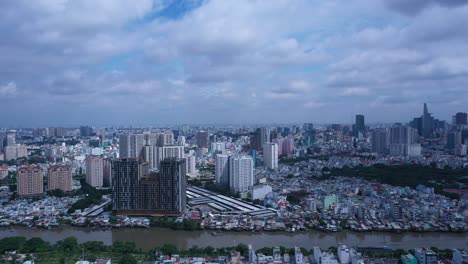 Ciudad-De-Ho-Chi-Minh,-Vietnam-Vista-Aérea-Estática-Durante-El-Día-Con-Barcos-En-El-Canal-Que-Muestran-La-Arquitectura-Antigua-Y-Nueva