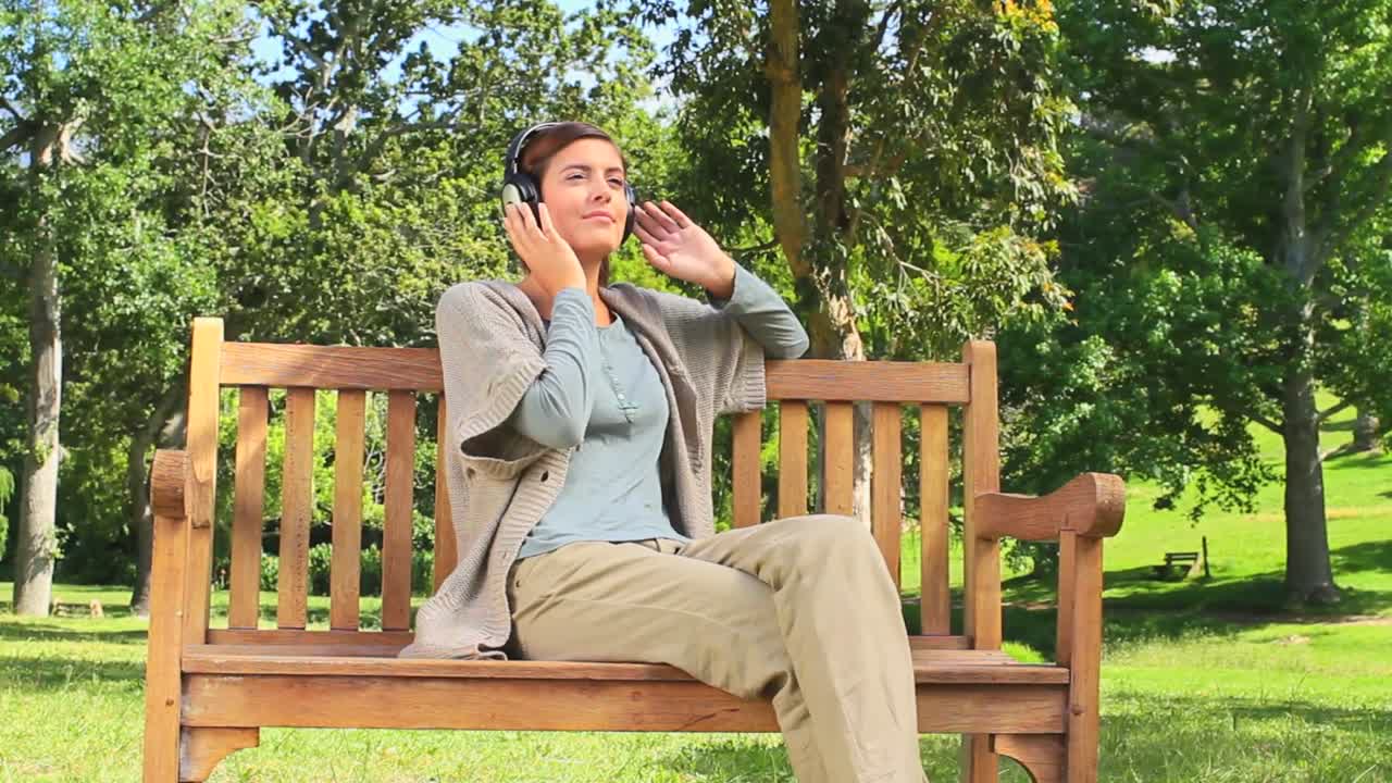 음악을 듣는 젊은 여자