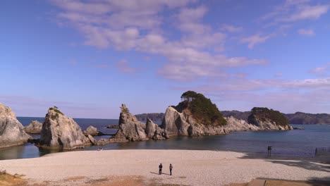 muy por encima de la vista abierta en la playa de jodagahama con pocas personas caminando