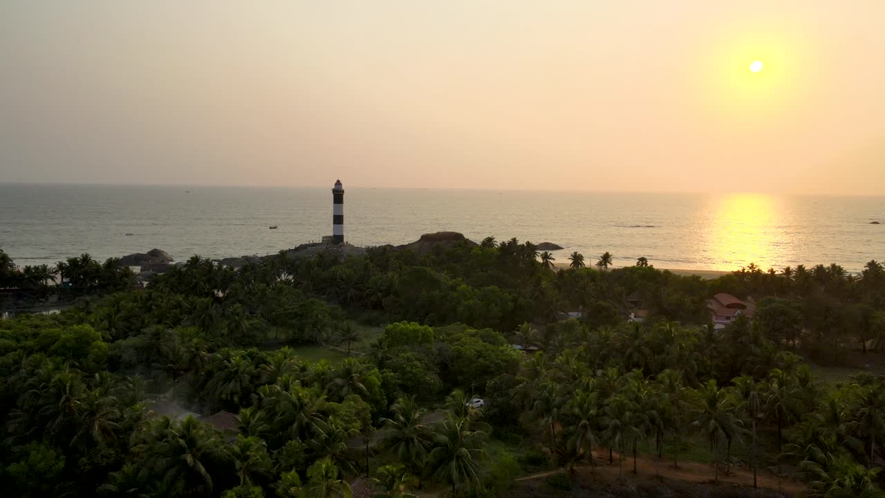 tomada aérea de un dron que destaca la playa de kapu y su faro en udupi