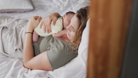 Video-Einer-Glücklichen-Kaukasischen-Mutter,-Die-Mit-Ihrem-Neugeborenen-Im-Bett-Schläft