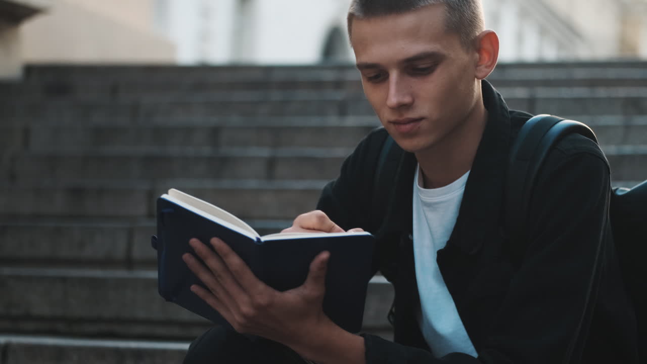 joven estudiante escribiendo notas al aire libre.