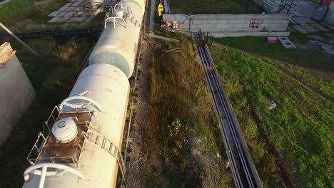 vista aérea de los vagones cisterna del ferrocarril y el depósito de petróleo