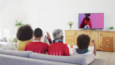 Familia-Birracial-Viendo-Televisión-Con-Un-Jugador-De-Rugby-Afroamericano-Con-Pelota-En-La-Pantalla