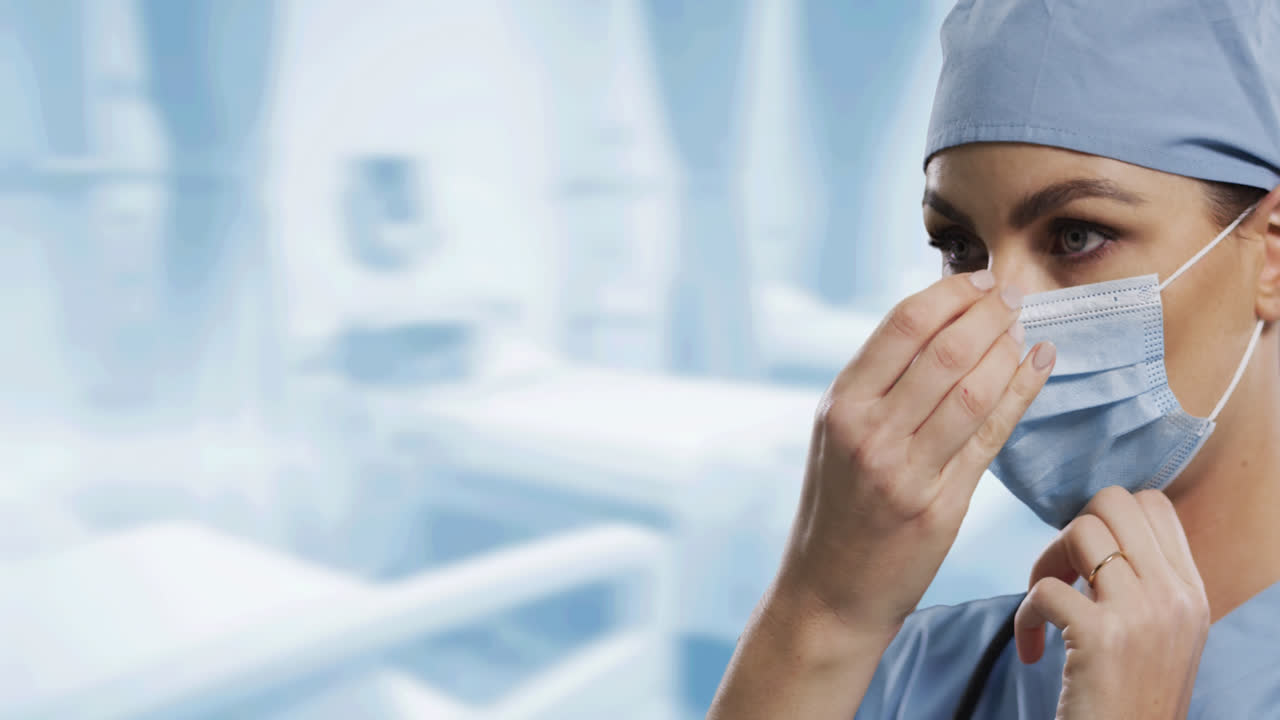 doctora caucásica ajustando su máscara facial contra un fondo blanco